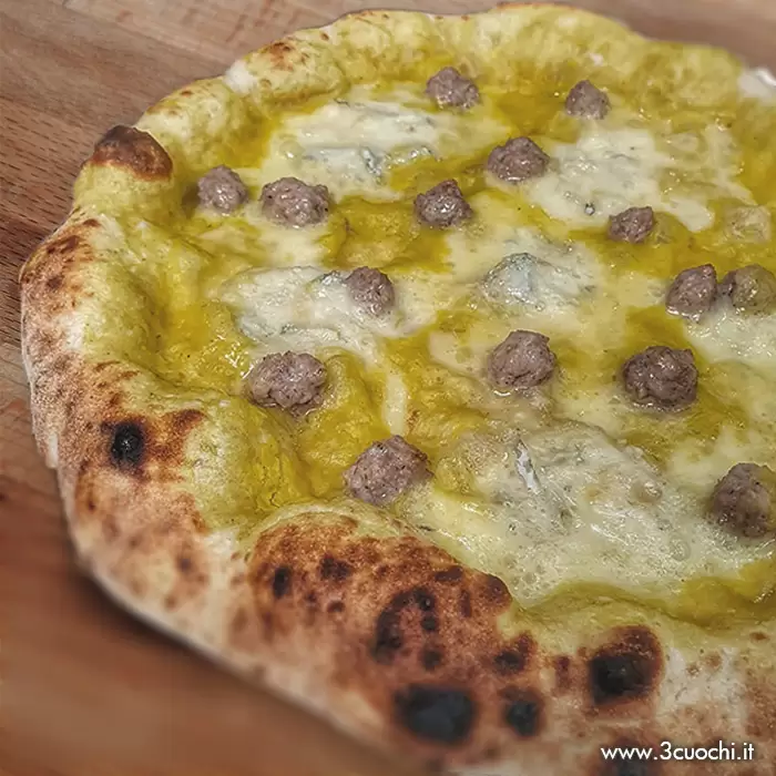 pizza  salsisca
